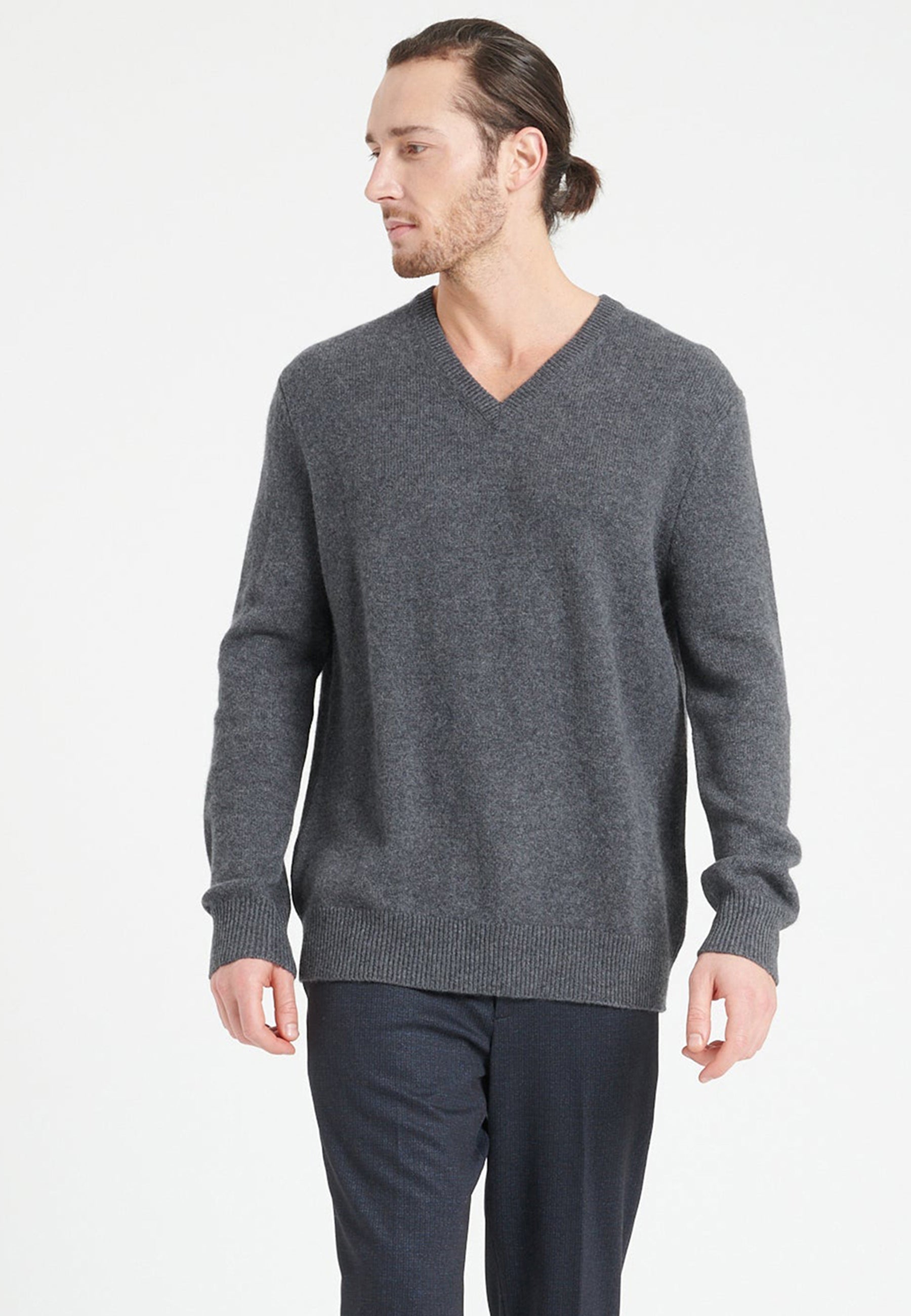 Pull col V homme en cachemire 4 fils gris anthracite - LUKE 13 Studio Cashmere8