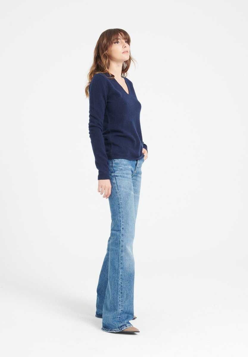 Pull col V femme en cachemire bleu marine - LILLY 2A Studio Cashmere8