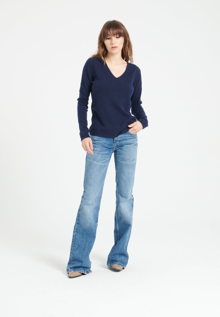 Pull col V femme en cachemire bleu marine - LILLY 2A Studio Cashmere8