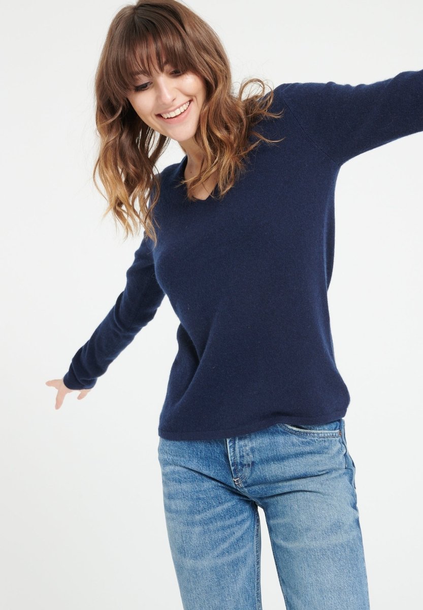 Pull col V femme en cachemire bleu marine - LILLY 2A Studio Cashmere8
