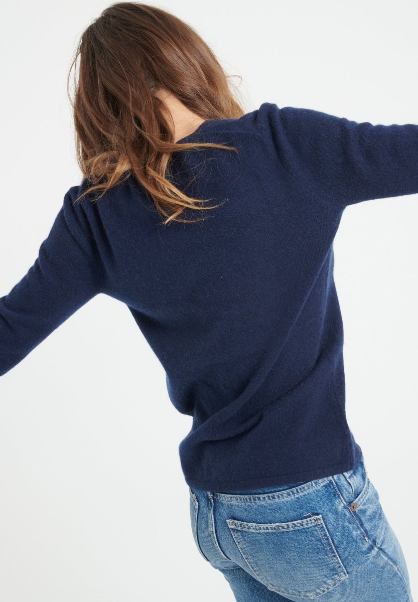 Pull col V femme en cachemire bleu marine - LILLY 2A Studio Cashmere8