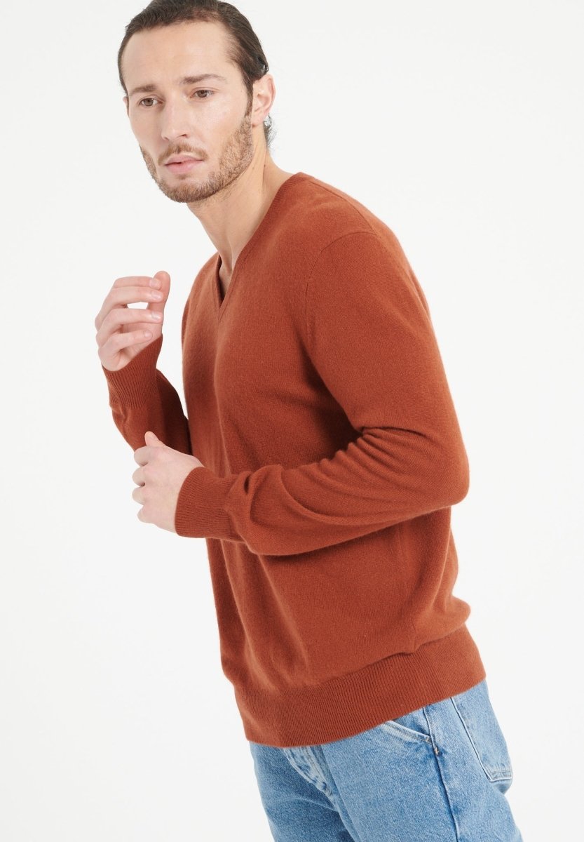 Pull col V homme en cachemire terracotta - LUKE 1 Studio Cashmere8