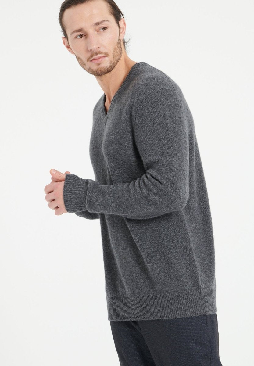 Pull col V homme en cachemire 4 fils gris anthracite - LUKE 13 Studio Cashmere8