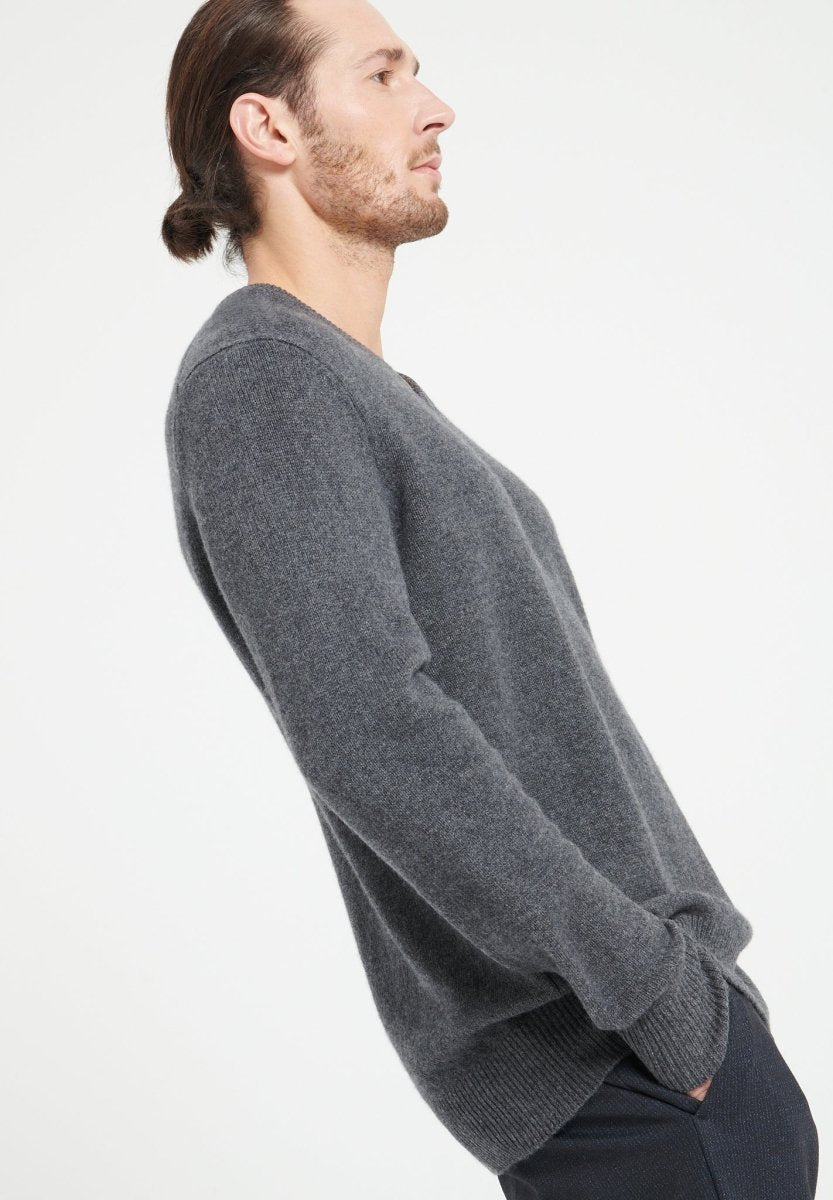 Pull col V homme en cachemire 4 fils gris anthracite - LUKE 13 Studio Cashmere8