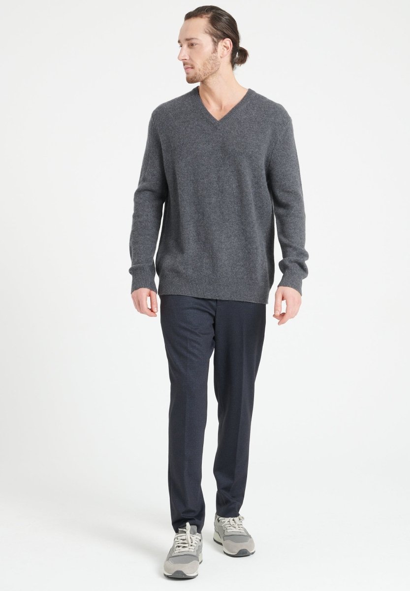 Pull col V homme en cachemire 4 fils gris anthracite - LUKE 13 Studio Cashmere8