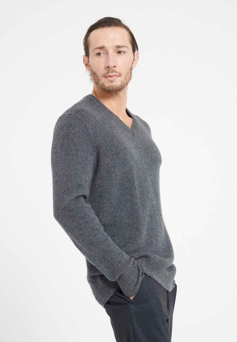 Pull col V homme en cachemire 4 fils gris anthracite - LUKE 13 Studio Cashmere8