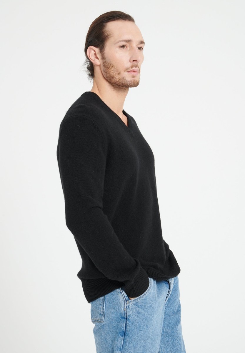 Pull col V homme en cachemire 4 fils noir - LUKE 13 Studio Cashmere8