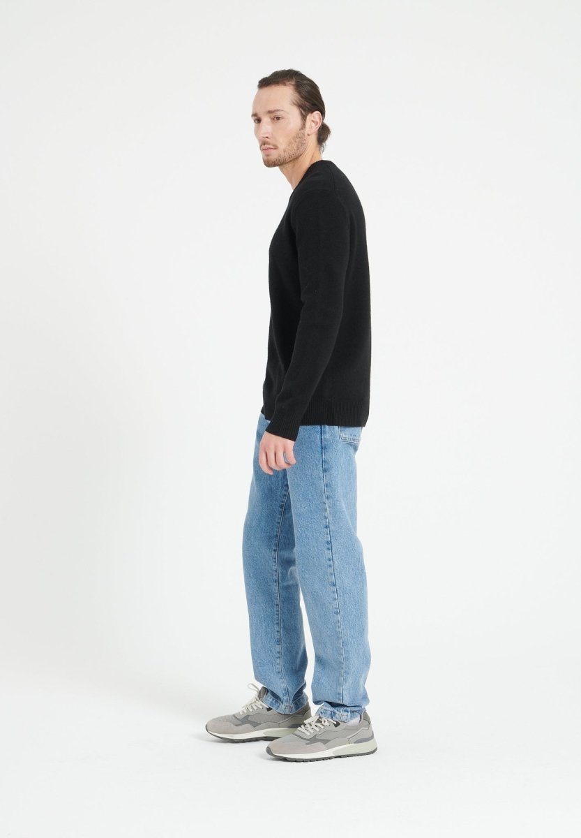 Pull col V homme en cachemire 4 fils noir - LUKE 13 Studio Cashmere8
