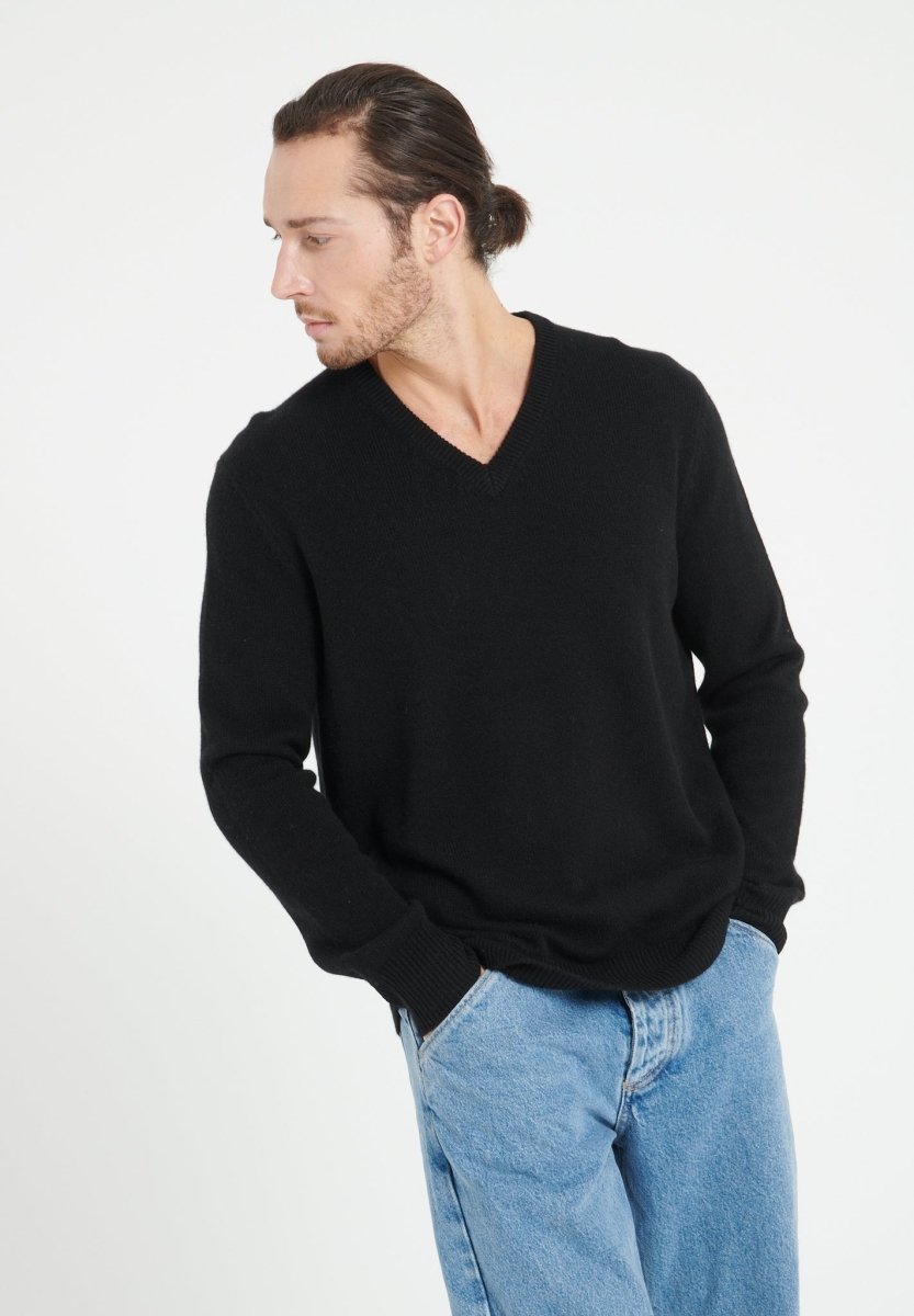 Pull col V homme en cachemire 4 fils noir - LUKE 13 Studio Cashmere8