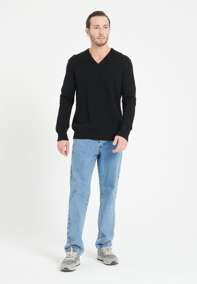 Pull col V homme en cachemire 4 fils noir - LUKE 13 Studio Cashmere8