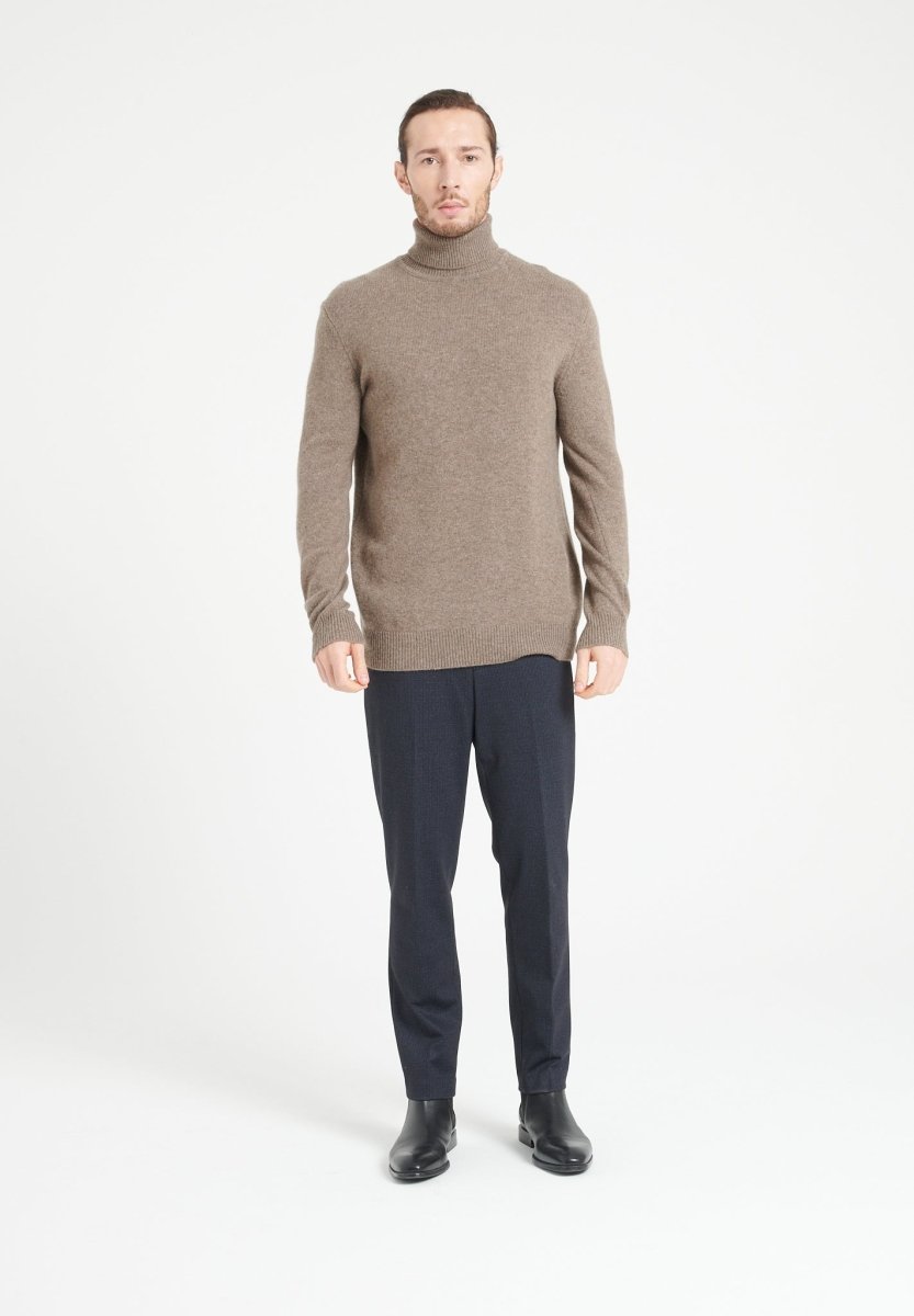 Pull col roulé homme en cachemire 4 fils taupe - LUKE 15 Studio Cashmere8